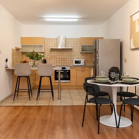 2 Bedroom Flat In Center * 니코시아