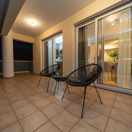 2 Bedroom Flat In Center Διαμέρισμα