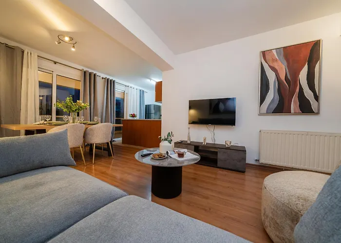 2 Bedroom Flat In Center 아파트